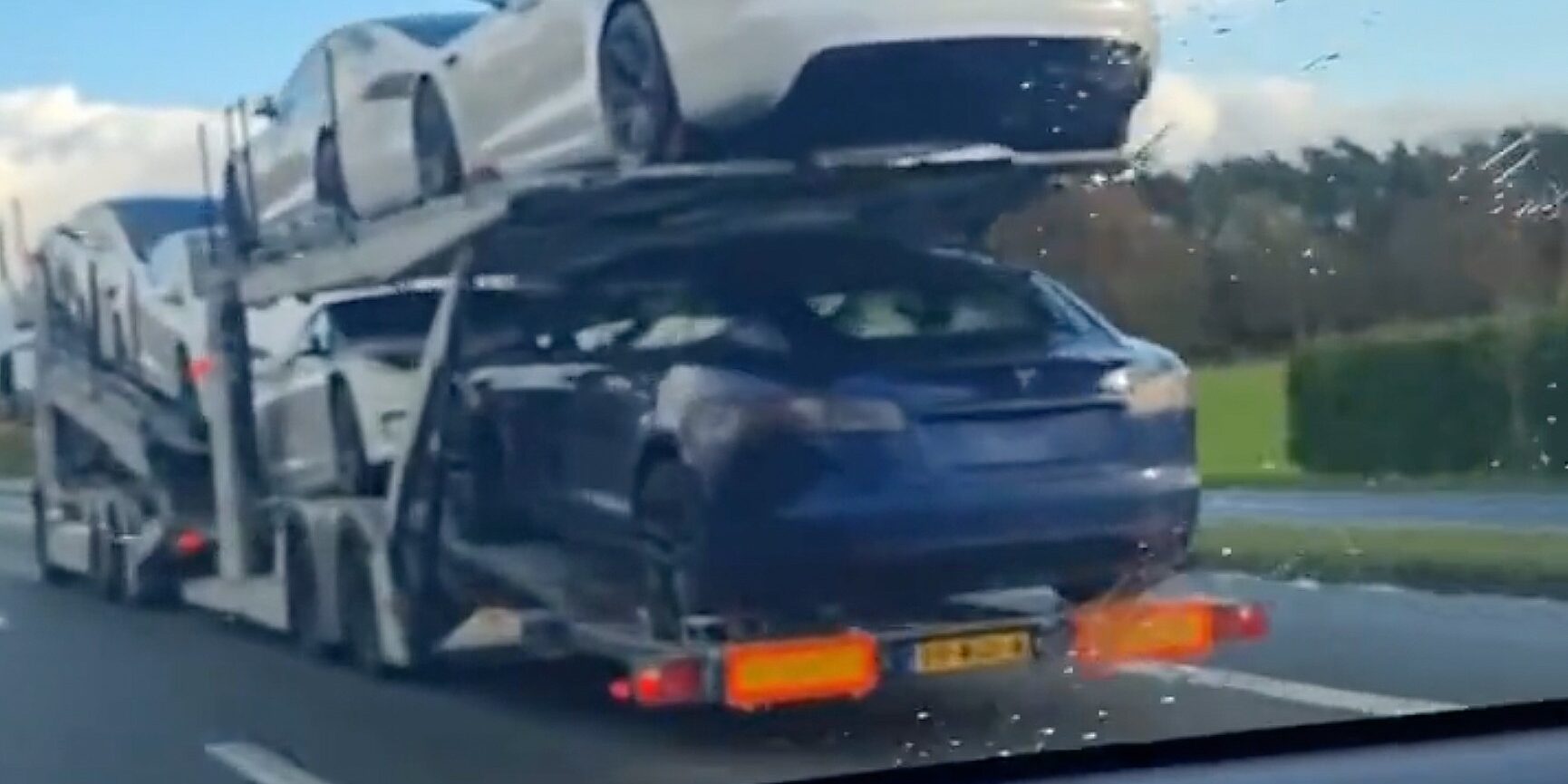 tesla-model-s-plaid-europe-deliveries-car-carrier